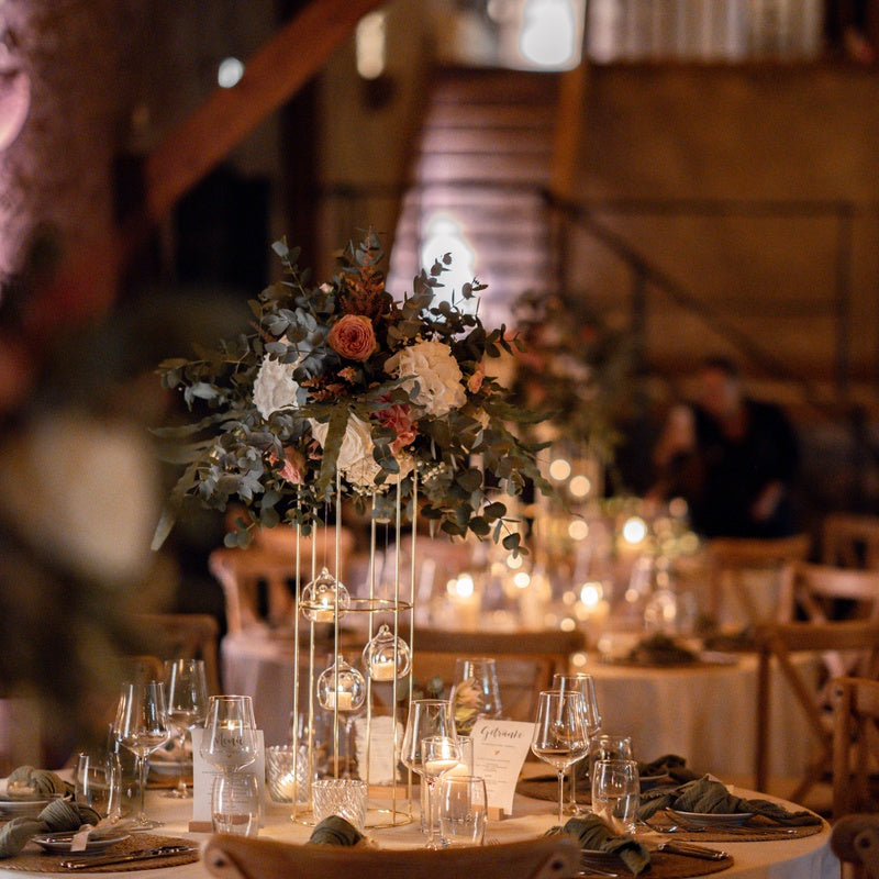 Goldener Blumenständer - Palettenhochzeit